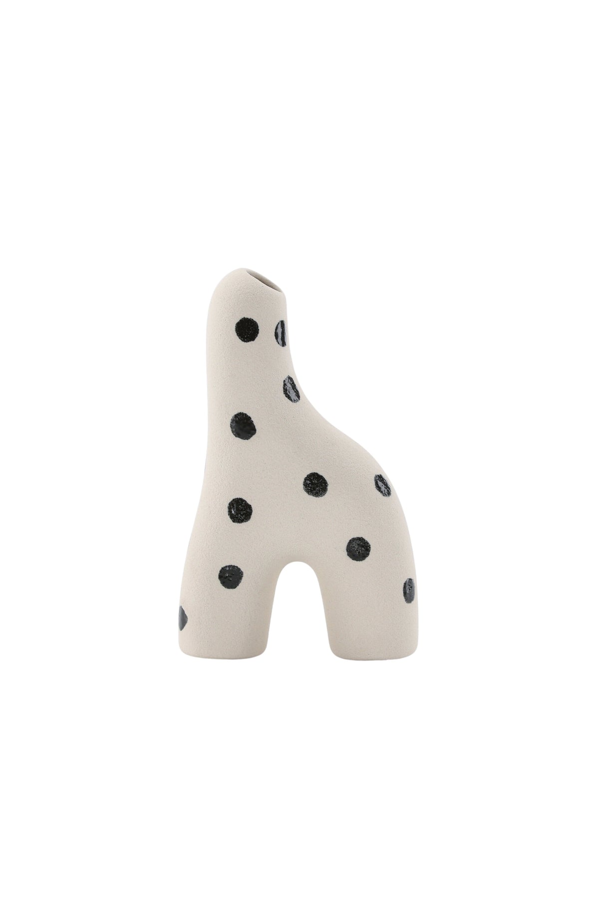 Weisse Vase Aya von Venture Home aus Steinzeug mit schlanker, eigenwilliger Form, freigestellt fotografiert.