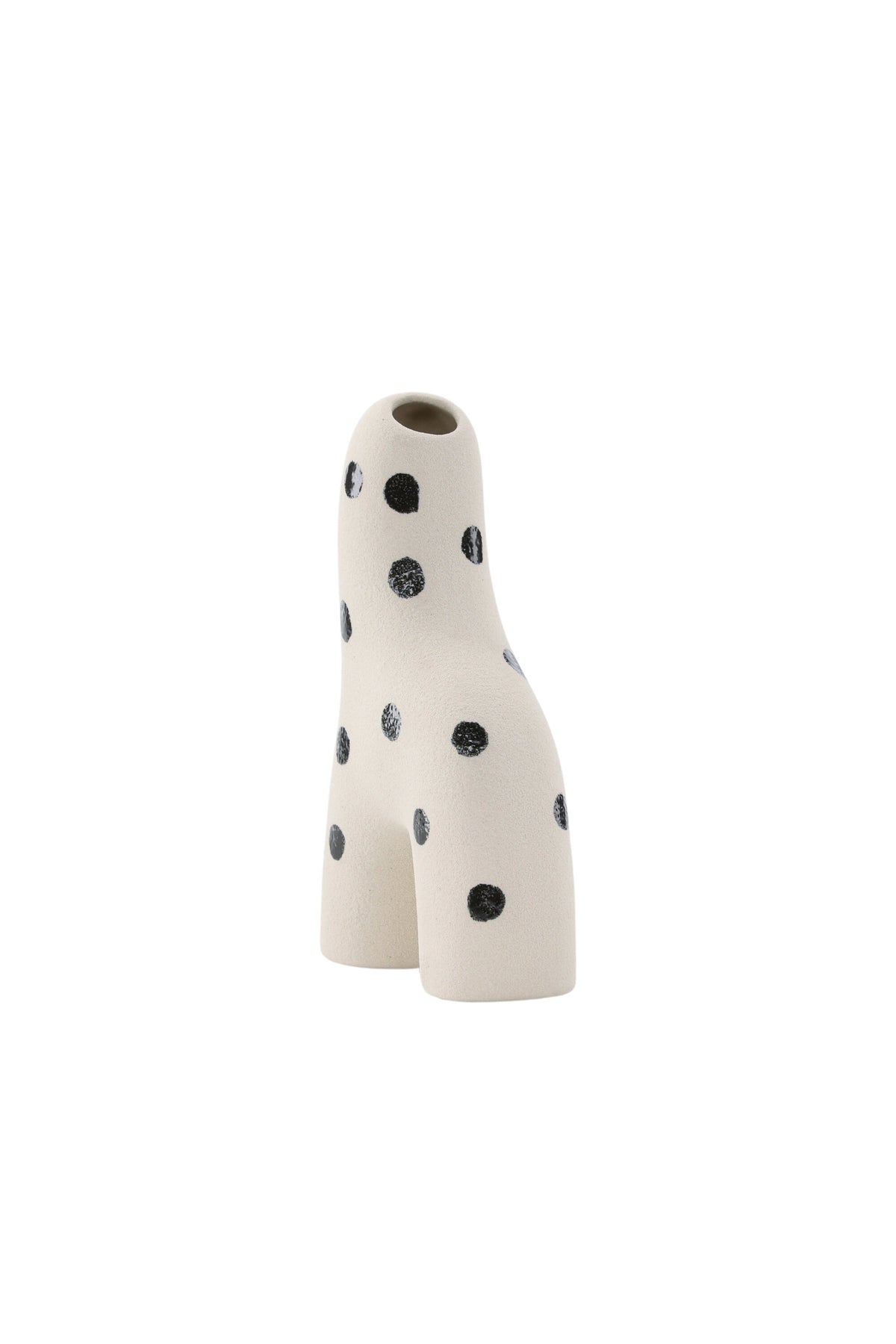 Weisse Vase Aya von Venture Home aus Steinzeug mit schlanker, eigenwilliger Form, freigestellt fotografiert.