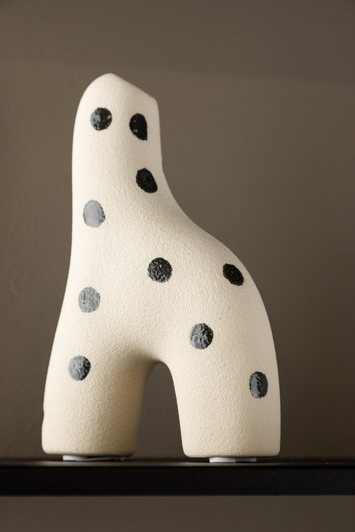 Weisse Vase Aya von Venture Home aus Steinzeug mit schlanker, eigenwilliger Form, freigestellt fotografiert.