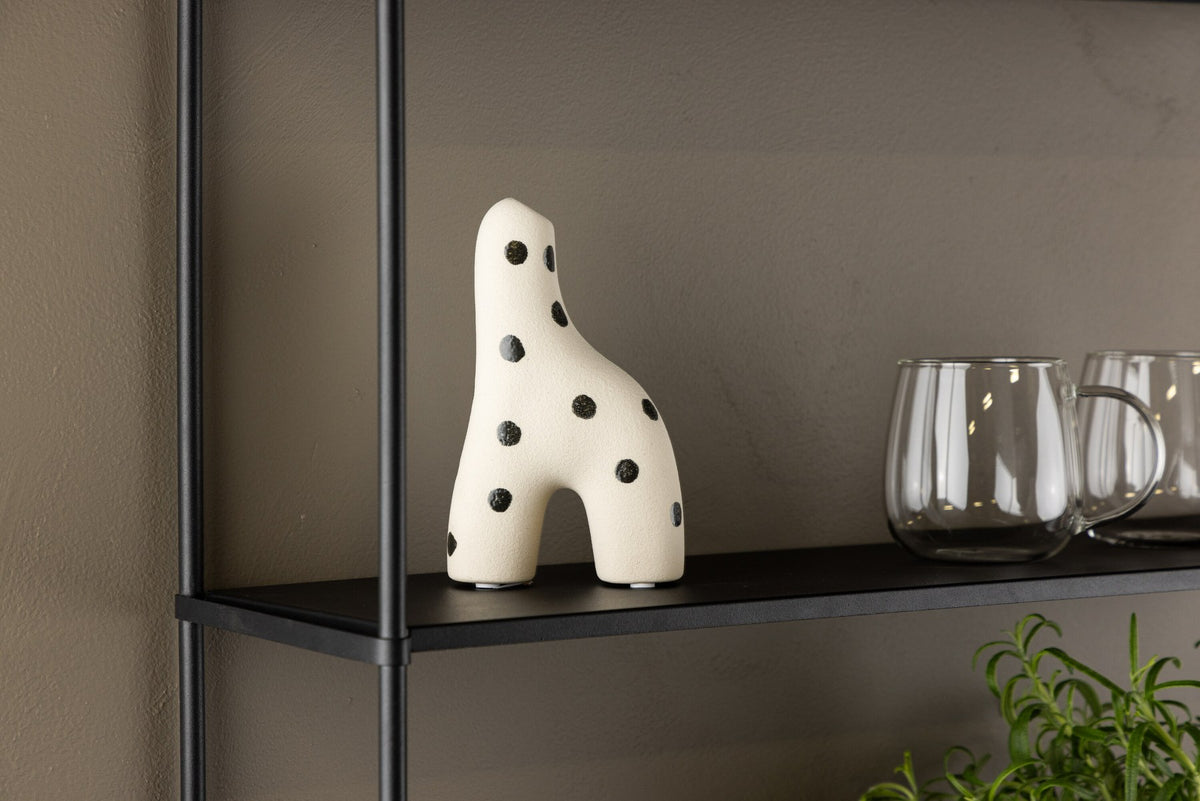 Weisse Vase Aya von Venture Home aus Steinzeug mit schlanker, eigenwilliger Form, freigestellt fotografiert.