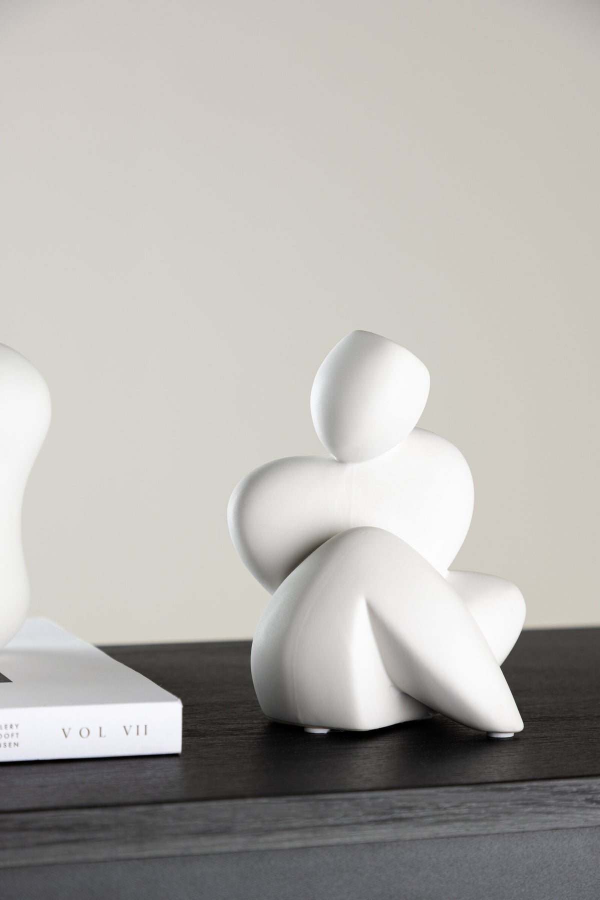 Weisse Skulptur Floda aus Steinzeug von Venture Home, schlichte, figürliche Form, ca. 14 cm hoch, als Deko oder Buchstütze nutzbar.