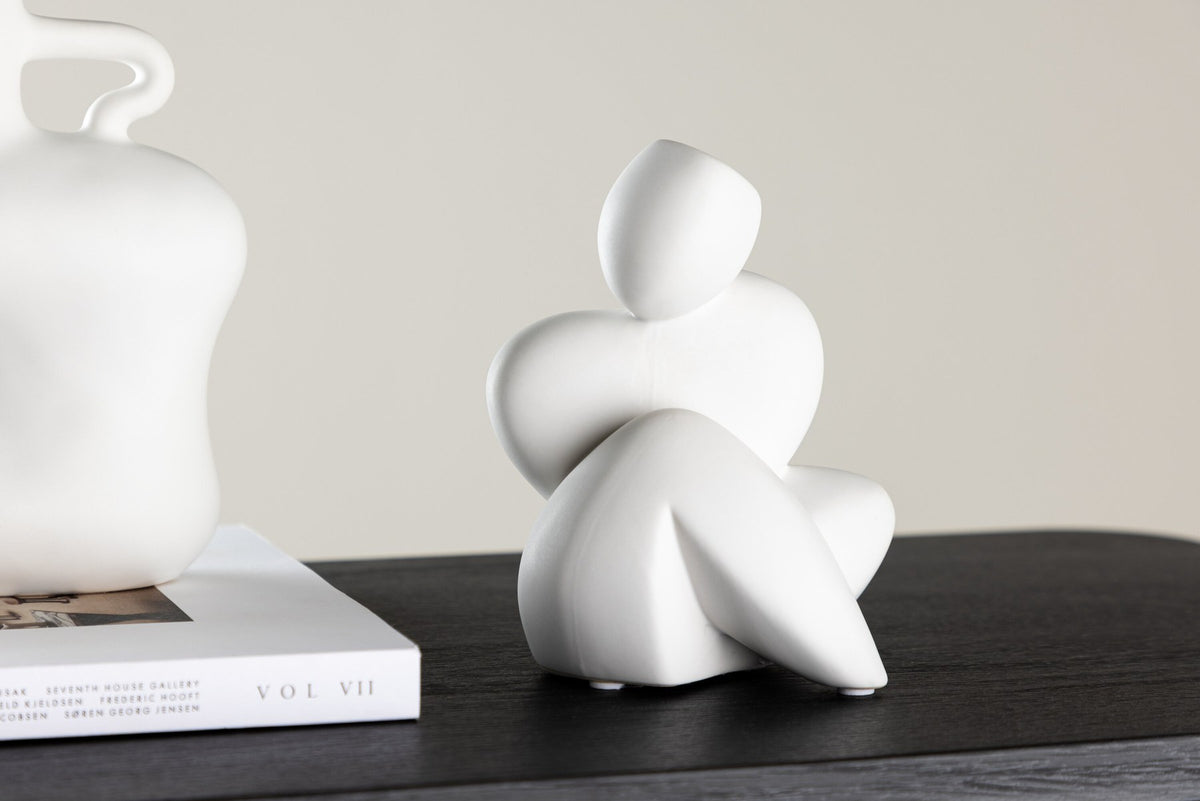 Weisse Skulptur Floda aus Steinzeug von Venture Home, schlichte, figürliche Form, ca. 14 cm hoch, als Deko oder Buchstütze nutzbar.