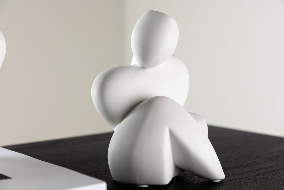 Weisse Skulptur Floda aus Steinzeug von Venture Home, schlichte, figürliche Form, ca. 14 cm hoch, als Deko oder Buchstütze nutzbar.