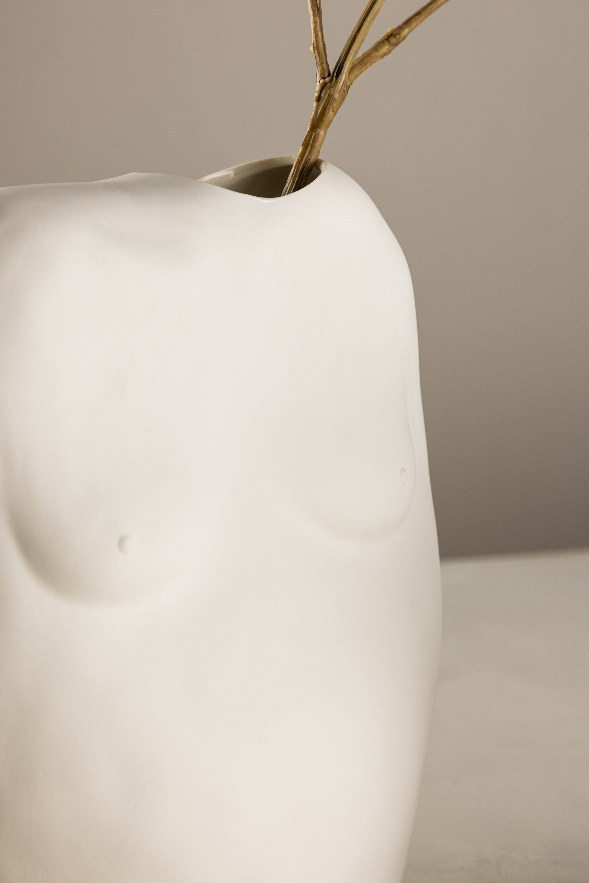 Romie Vase in Cremefarben präsentiert im Onlineshop von KAQTU Design AG. Vase ist von Venture Home