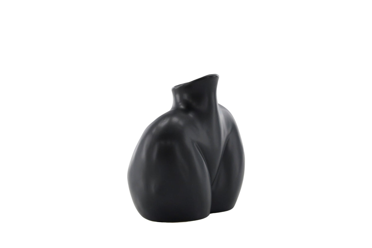 Cremefarbene Harvey Vase aus Steinzeug von Venture Home mit geschwungener, an die weibliche Form angelehnter Silhouette.