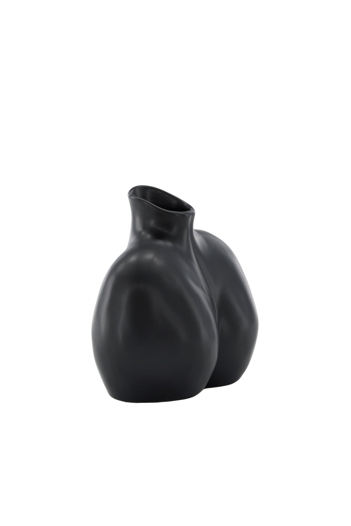 Cremefarbene Harvey Vase aus Steinzeug von Venture Home mit geschwungener, an die weibliche Form angelehnter Silhouette.