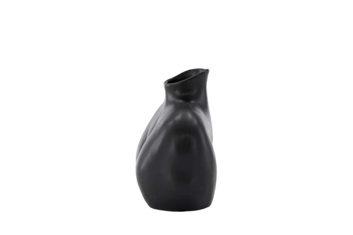 Cremefarbene Harvey Vase aus Steinzeug von Venture Home mit geschwungener, an die weibliche Form angelehnter Silhouette.