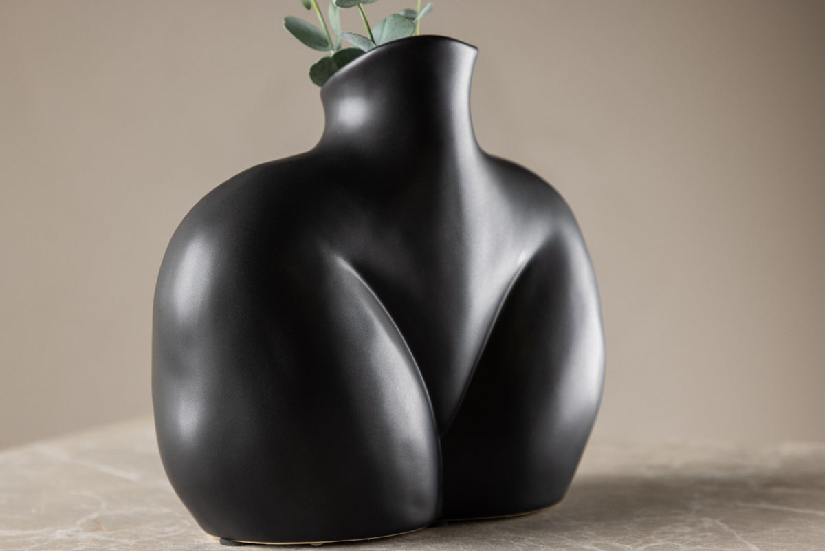 Cremefarbene Harvey Vase aus Steinzeug von Venture Home mit geschwungener, an die weibliche Form angelehnter Silhouette.