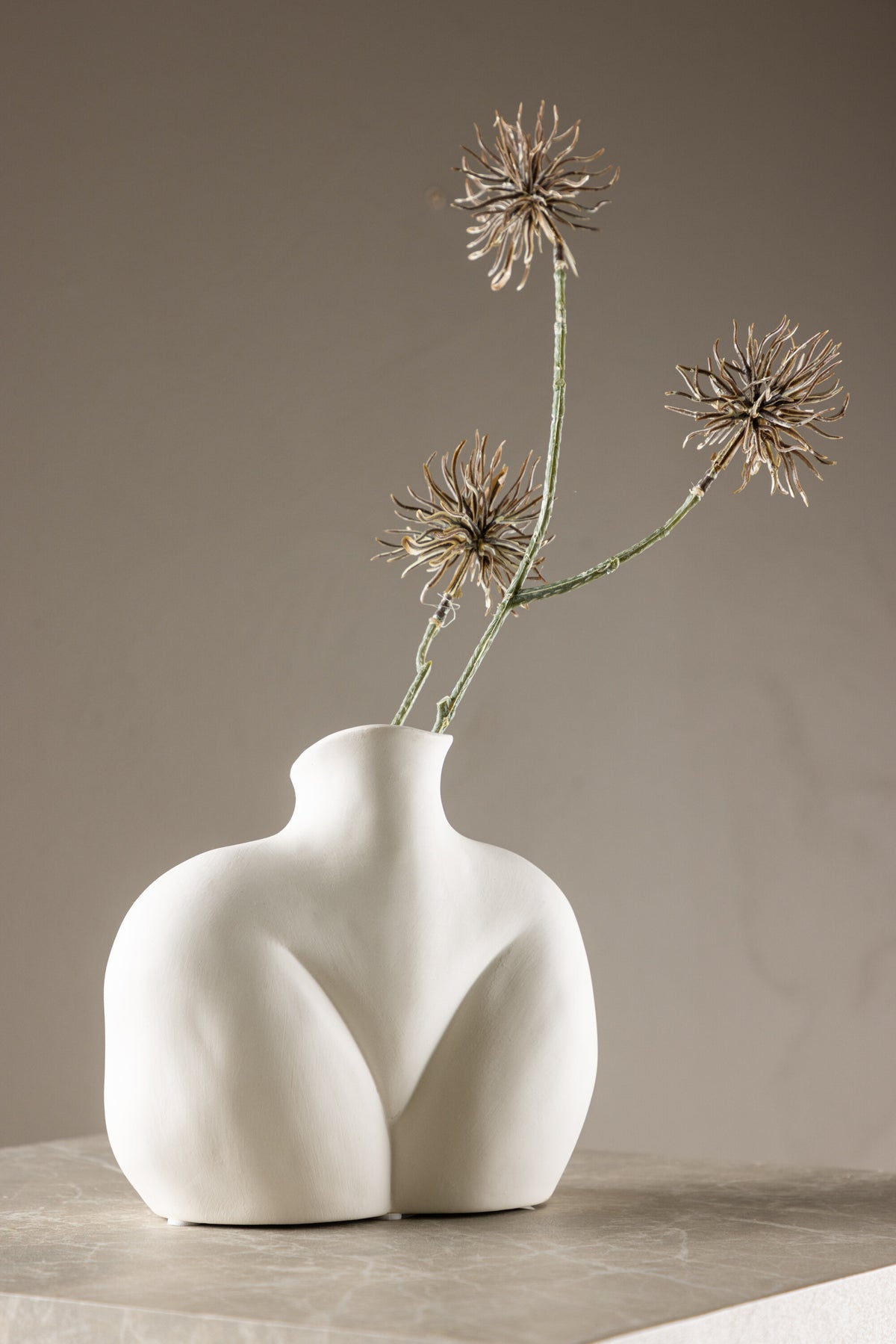 Cremefarbene Harvey Vase aus Steinzeug von Venture Home mit geschwungener, an die weibliche Form angelehnter Silhouette.