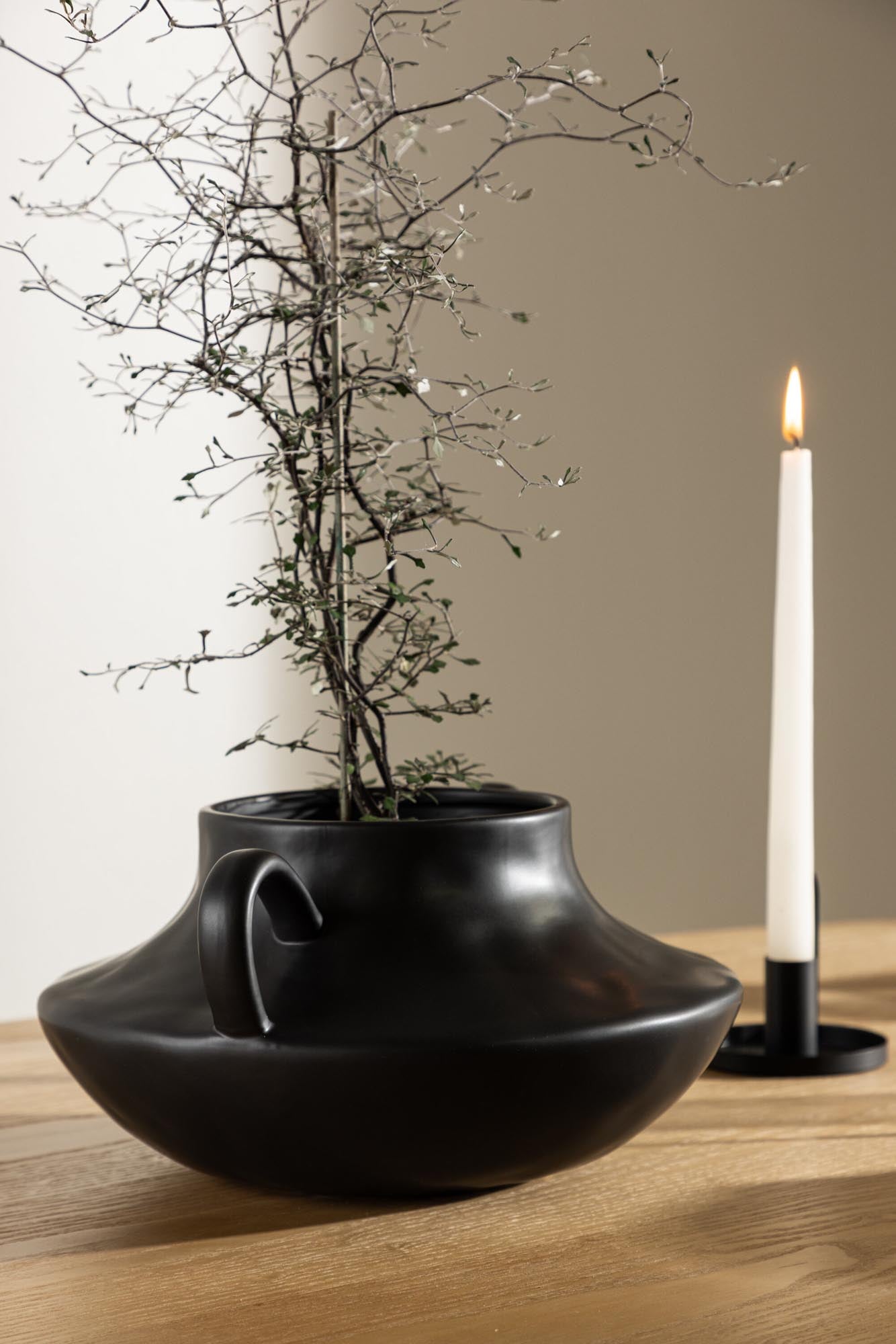 Holda Vase in Schwarz präsentiert im Onlineshop von KAQTU Design AG. Vase ist von Venture Home