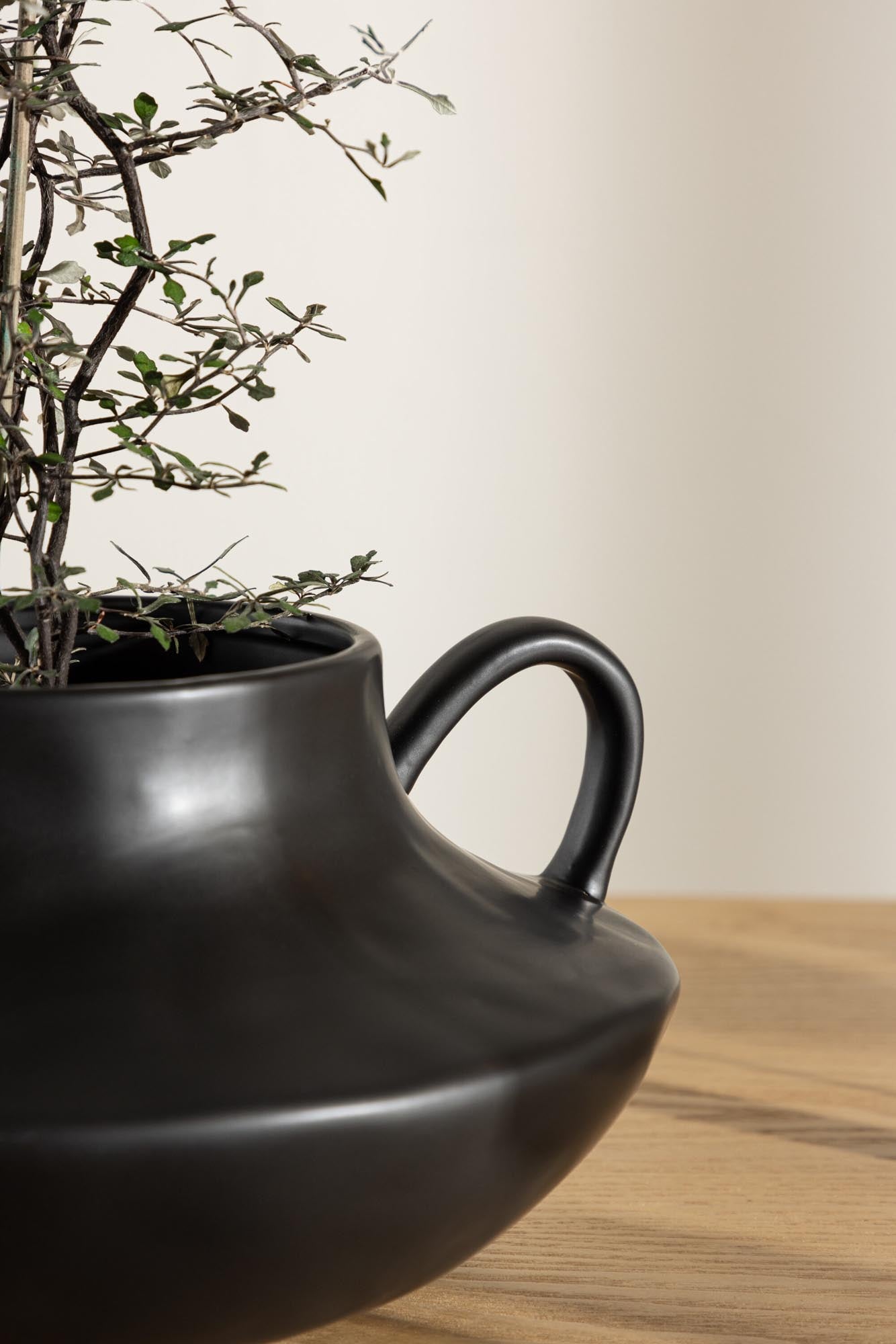 Holda Vase in Schwarz präsentiert im Onlineshop von KAQTU Design AG. Vase ist von Venture Home