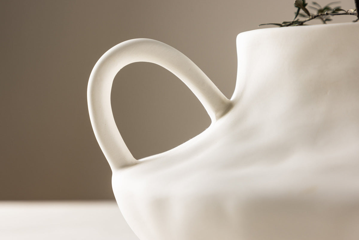 Holda Vase in Cremefarben präsentiert im Onlineshop von KAQTU Design AG. Vase ist von Venture Home