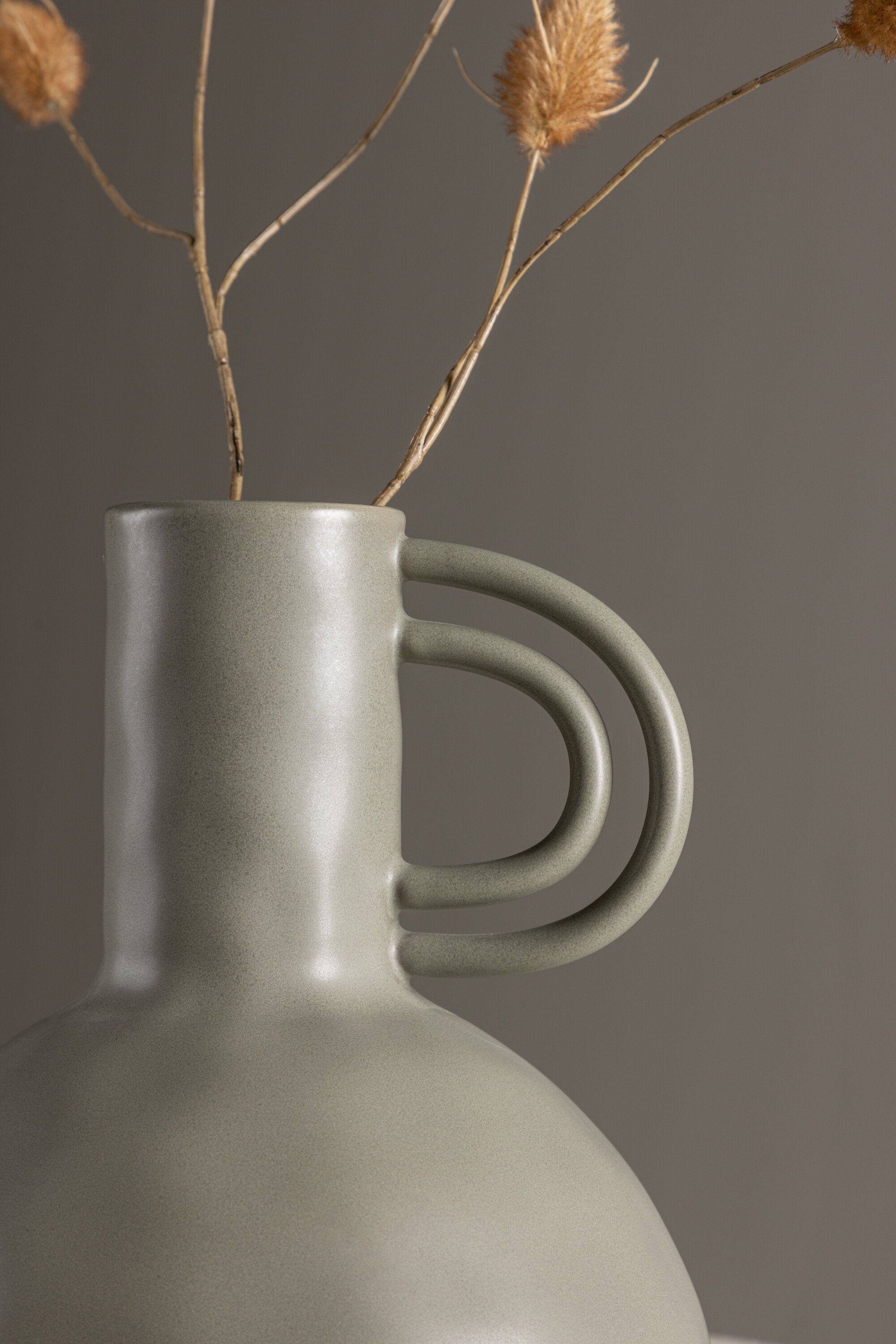 Vivi Vase in Dunkelgrau präsentiert im Onlineshop von KAQTU Design AG. Vase ist von Venture Home