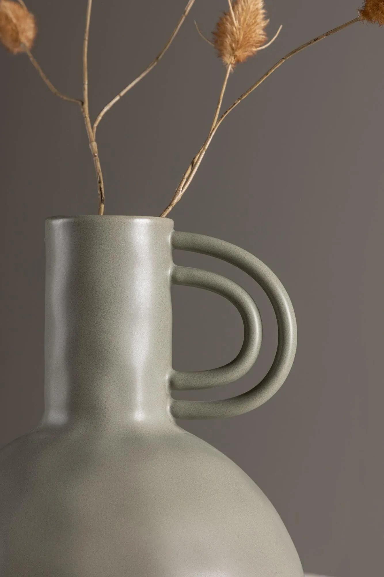 Vivi Vase: Elegante Steingutvase in tiefem Grau von Venture Home.