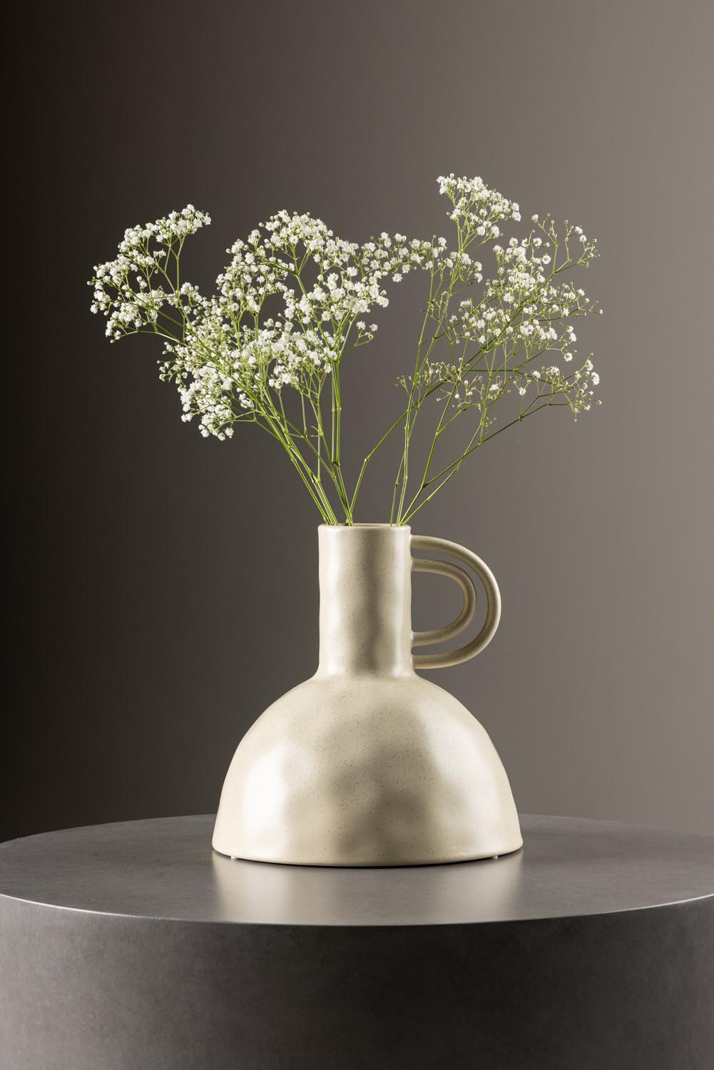 Vivi Vase in Beige/Schwarz präsentiert im Onlineshop von KAQTU Design AG. Vase ist von Venture Home