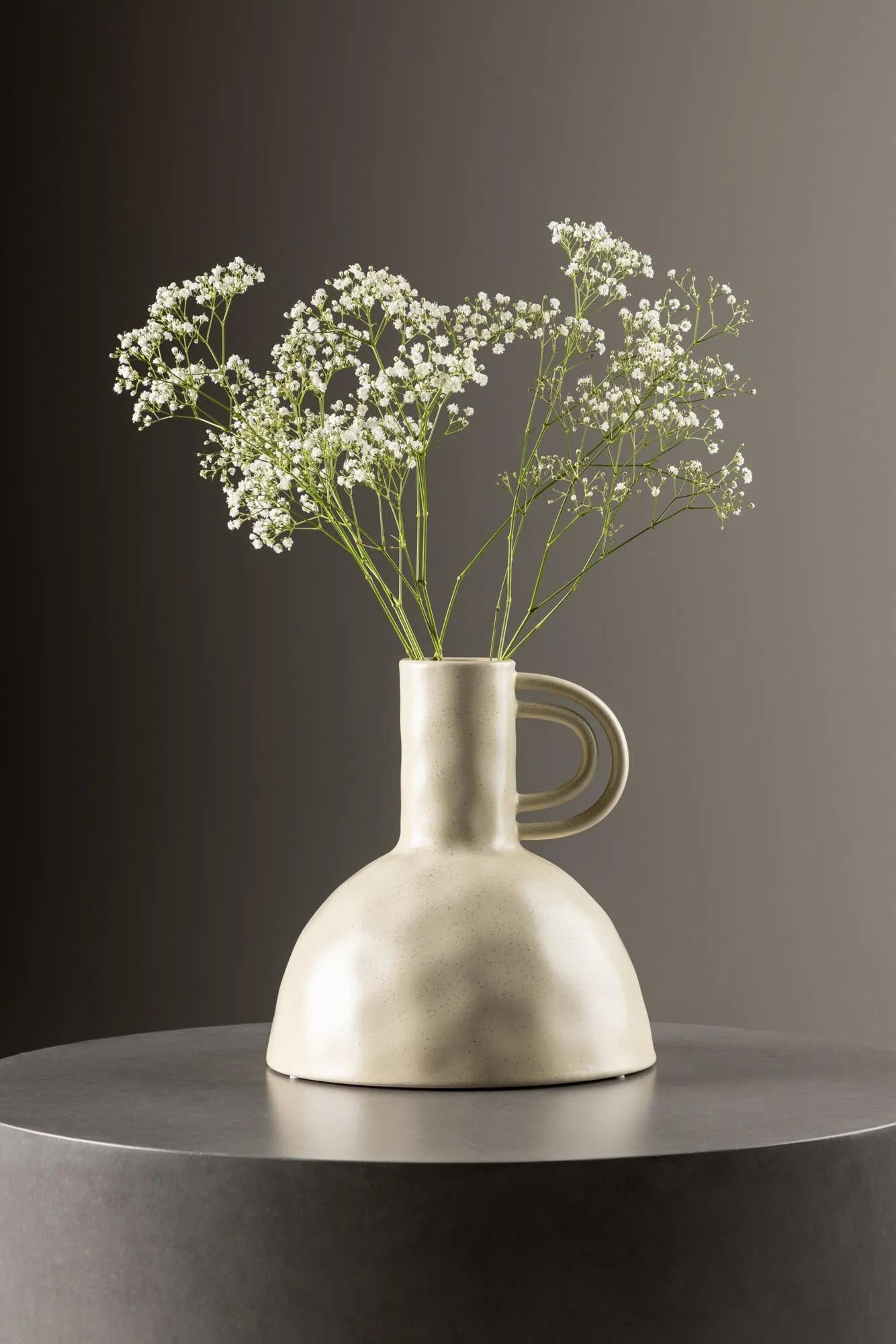 Vivi Vase: Moderne schwarze Keramikvase von Venture Home.