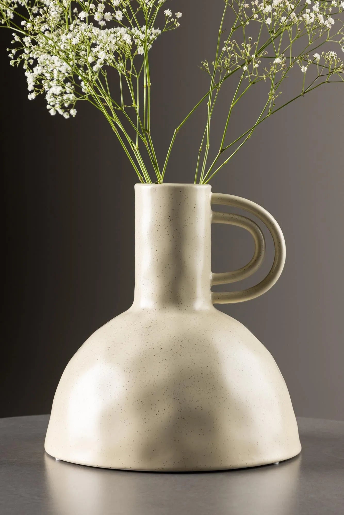 Elegante schwarze Keramikvase Vivi von Venture Home für modernes Wohnen.