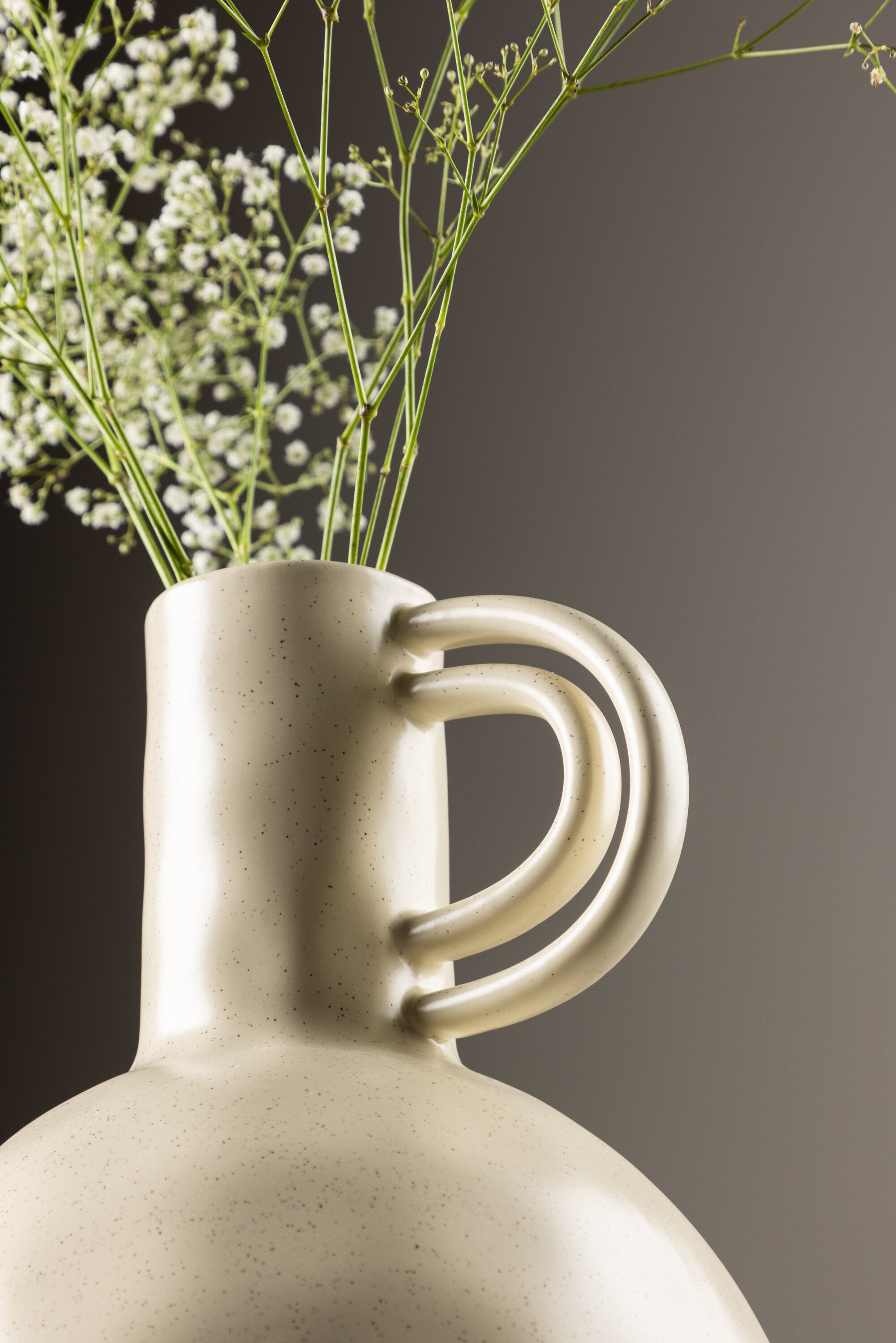 Vivi Vase in Beige/Schwarz präsentiert im Onlineshop von KAQTU Design AG. Vase ist von Venture Home
