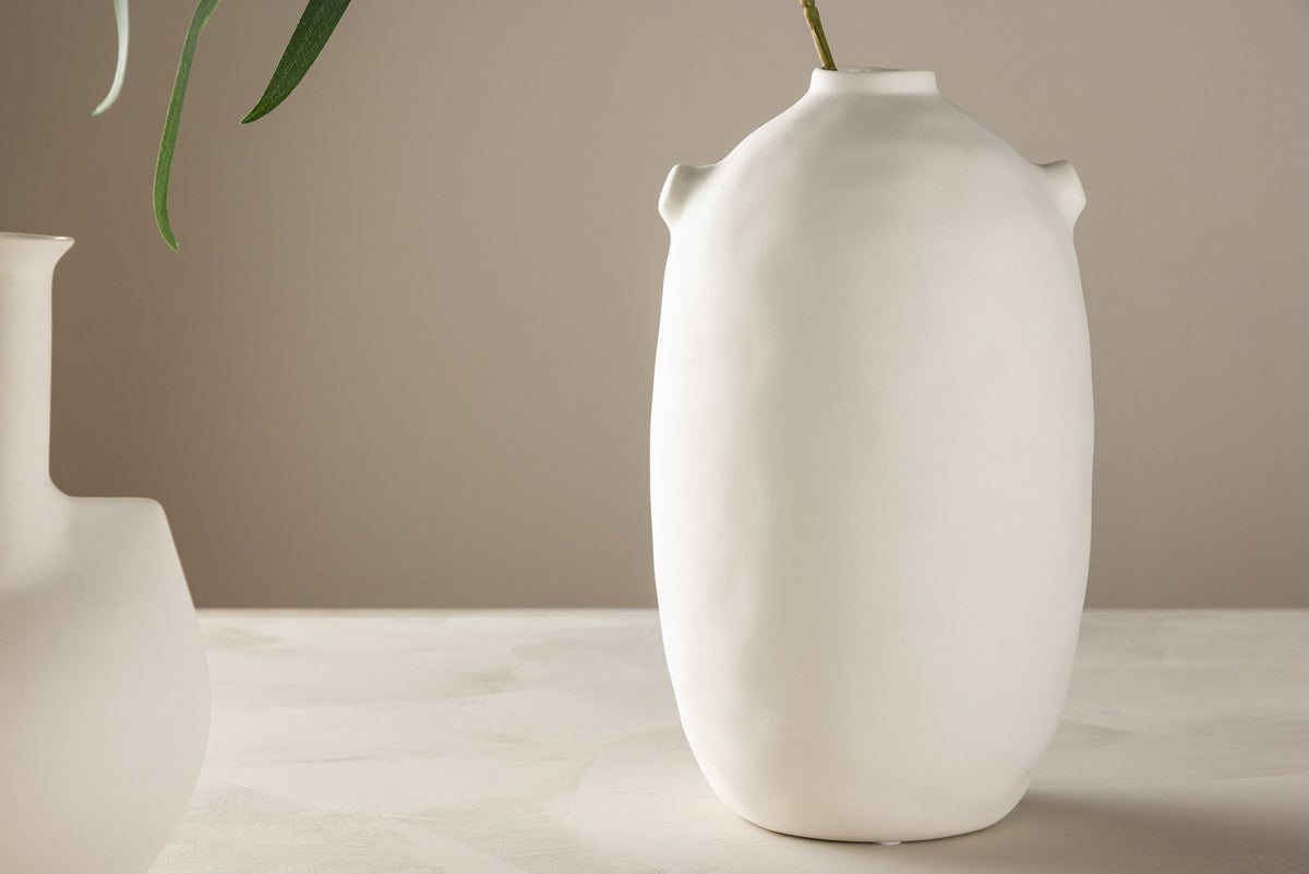Madi Vase in Cremefarben präsentiert im Onlineshop von KAQTU Design AG. Vase ist von Venture Home