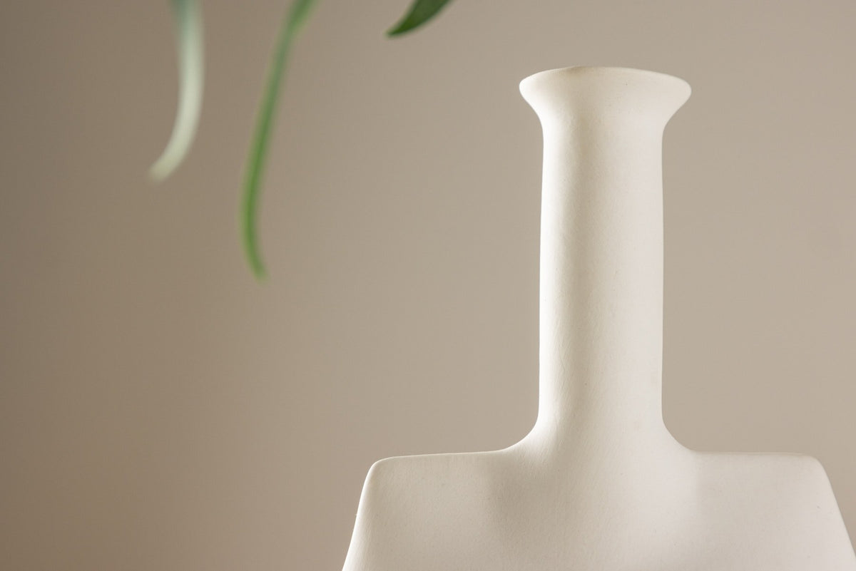 Cremefarbene Steinzeug-Vase mit schlankem, langem Hals und bauchiger Basis, Modell Madi von Venture Home, Off-White-Ton.