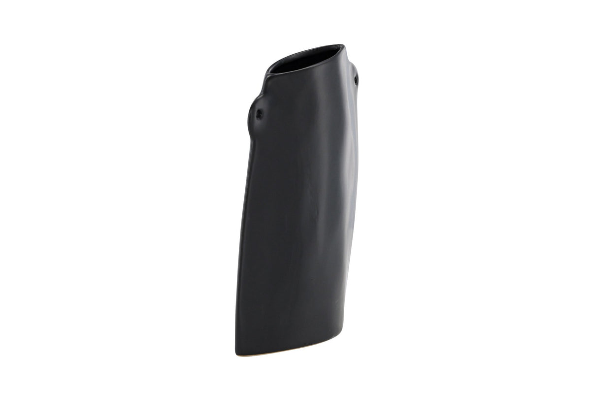 Schwarze Hie Vase von Venture Home aus Steinzeug mit schmaler Öffnung und zwei seitlichen Griffen, freigestellt fotografiert.