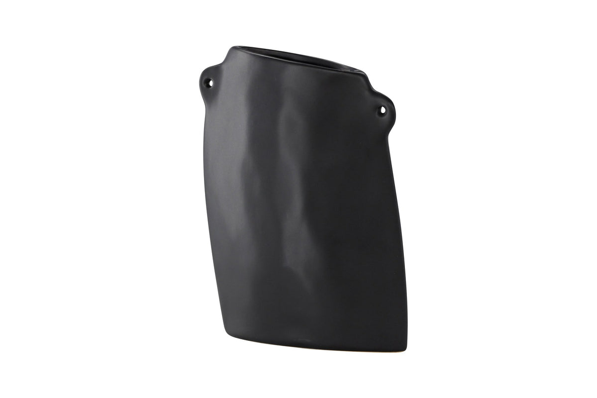 Schwarze Hie Vase von Venture Home aus Steinzeug mit schmaler Öffnung und zwei seitlichen Griffen, freigestellt fotografiert.