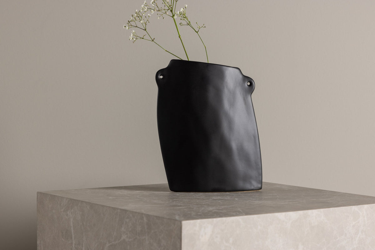Schwarze Hie Vase von Venture Home aus Steinzeug mit schmaler Öffnung und zwei seitlichen Griffen, freigestellt fotografiert.