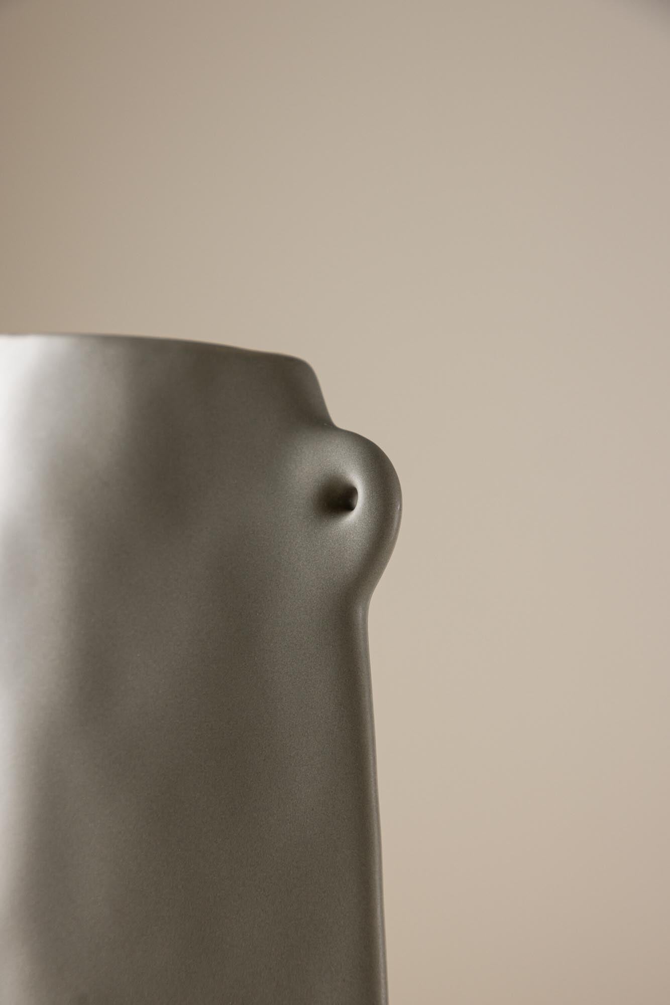 Hie Vase in Schwarz präsentiert im Onlineshop von KAQTU Design AG. Vase ist von Venture Home