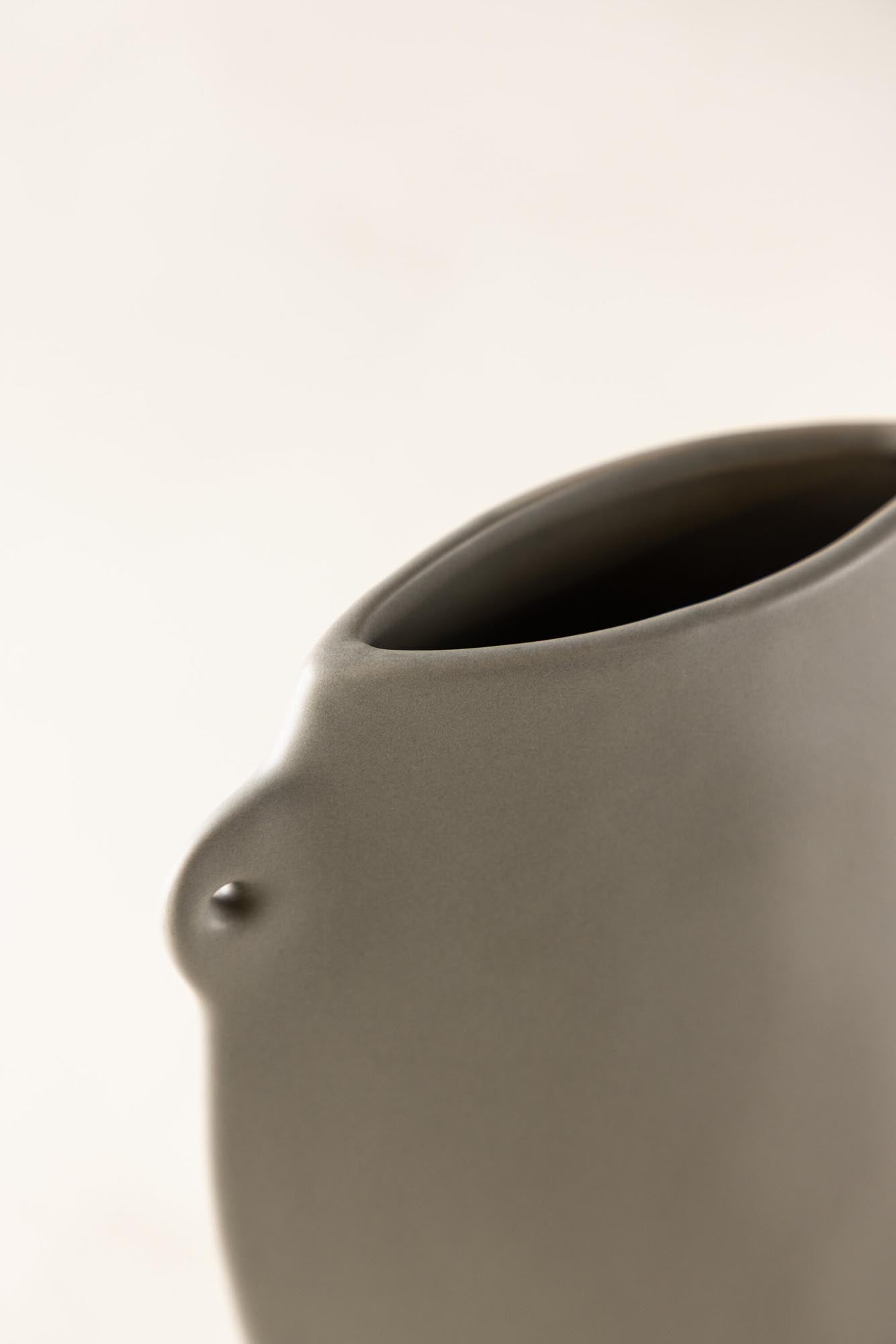 Hie Vase in Schwarz präsentiert im Onlineshop von KAQTU Design AG. Vase ist von Venture Home