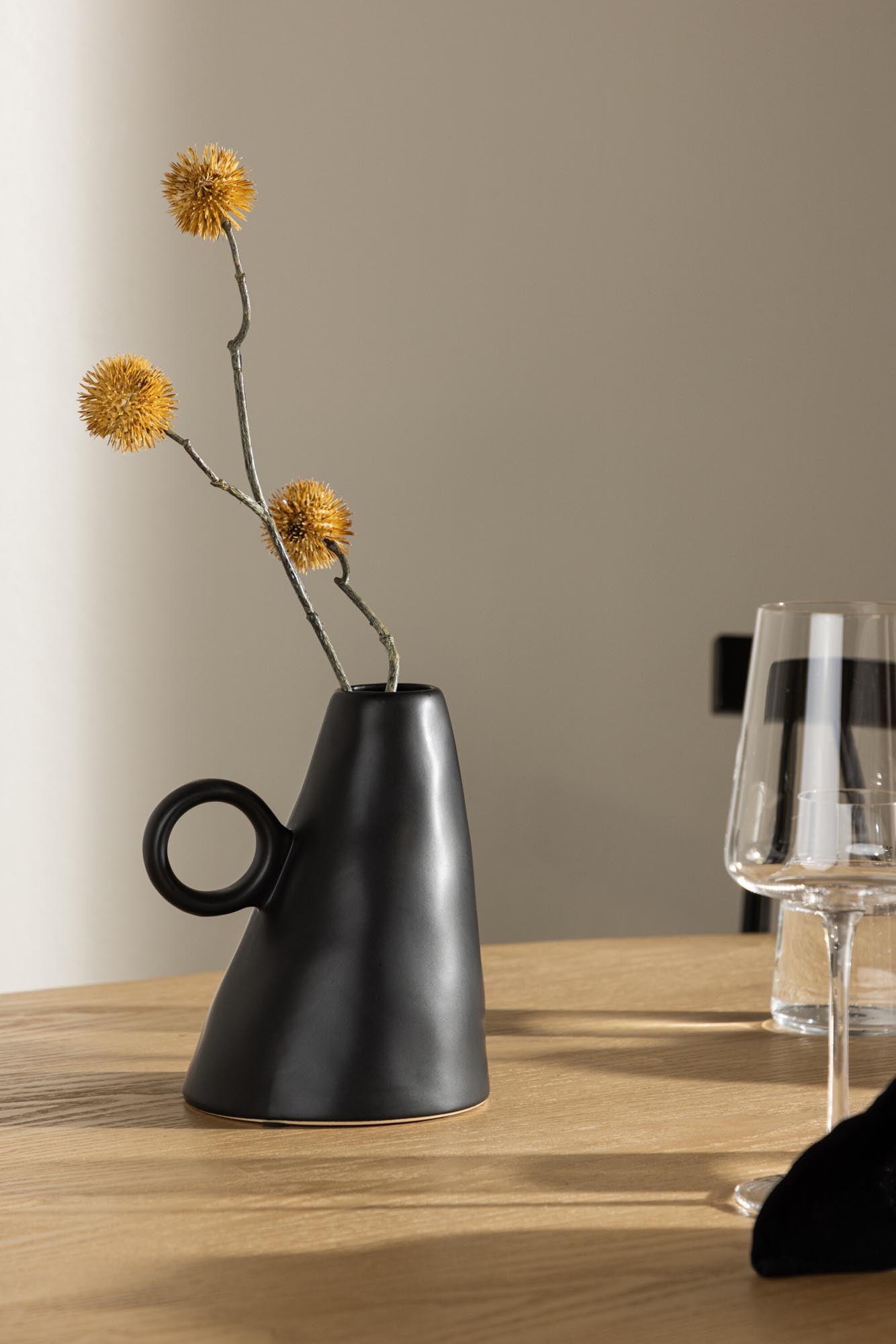 Ovy Vase in Schwarz präsentiert im Onlineshop von KAQTU Design AG. Vase ist von Venture Home