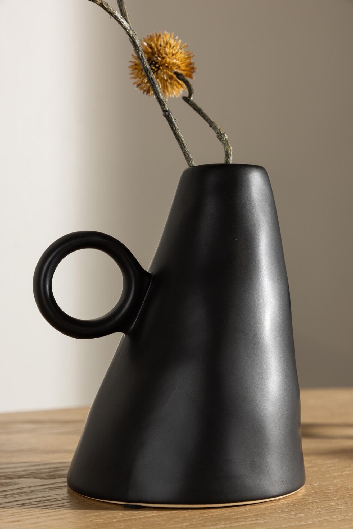 Ovy Vase in Schwarz präsentiert im Onlineshop von KAQTU Design AG. Vase ist von Venture Home