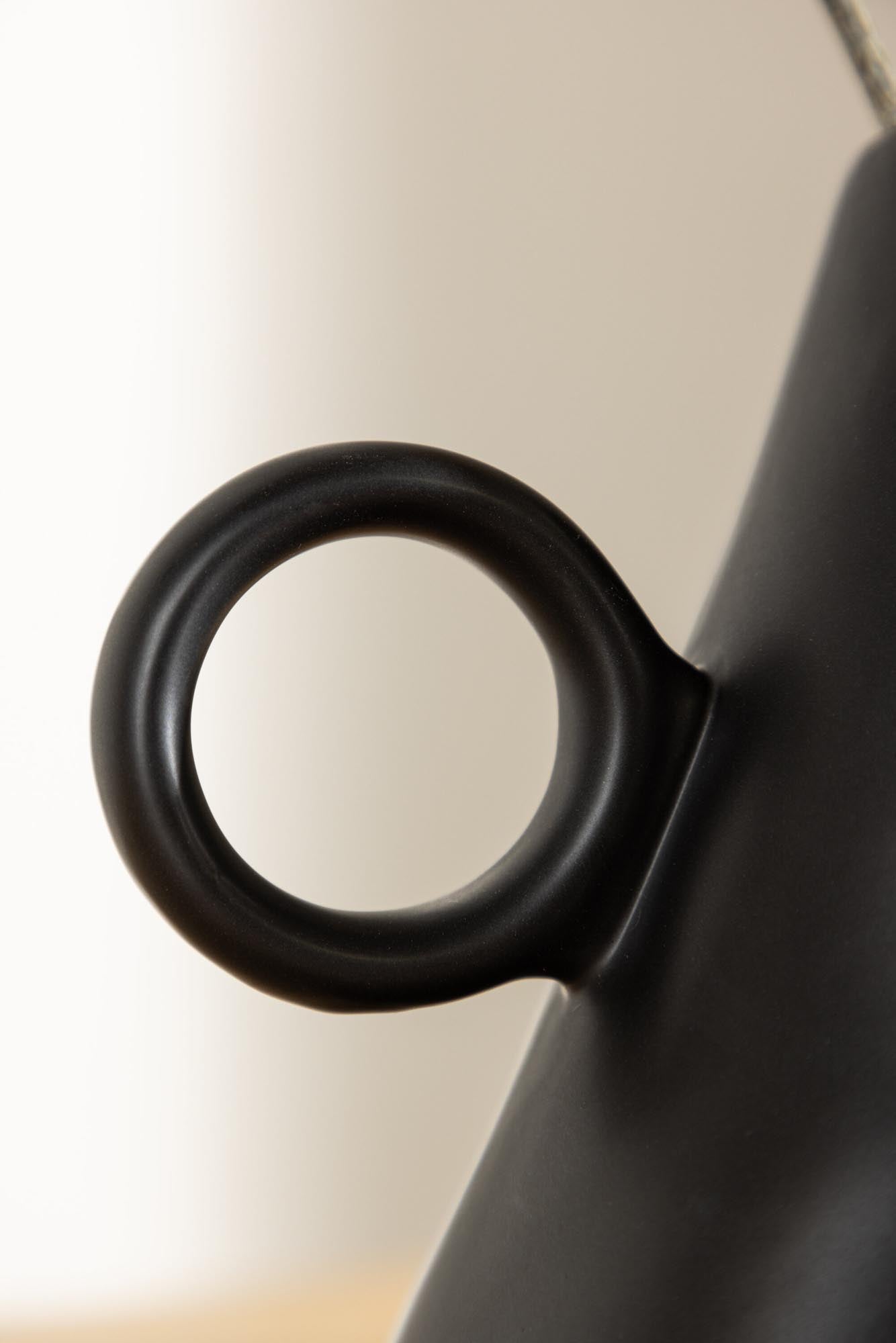 Ovy Vase in Schwarz präsentiert im Onlineshop von KAQTU Design AG. Vase ist von Venture Home