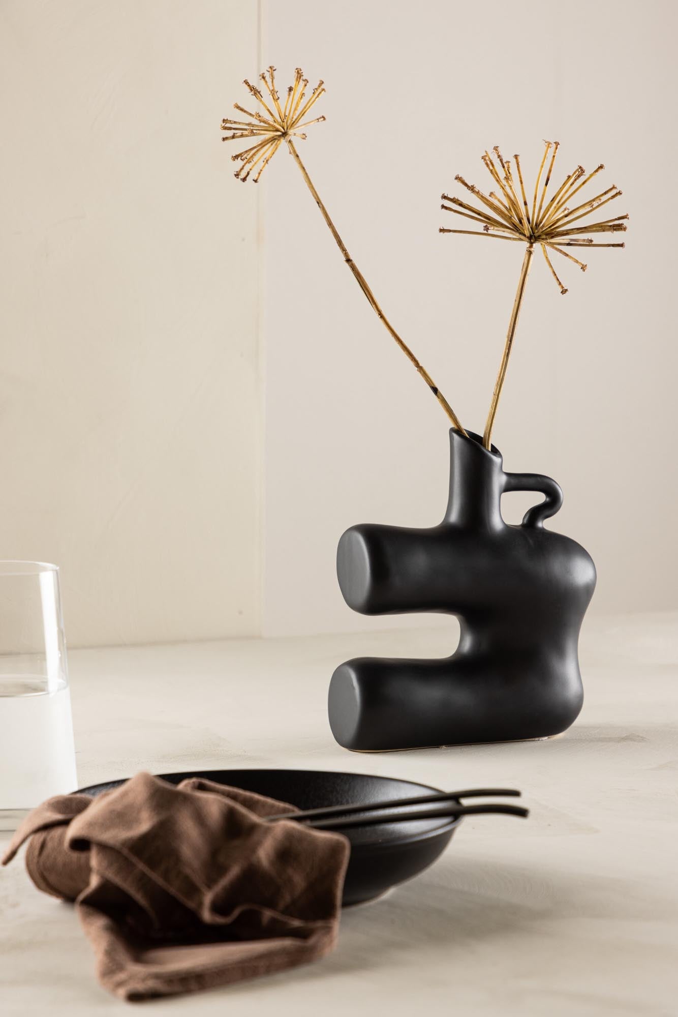 Dity Vase in Schwarz präsentiert im Onlineshop von KAQTU Design AG. Vase ist von Venture Home