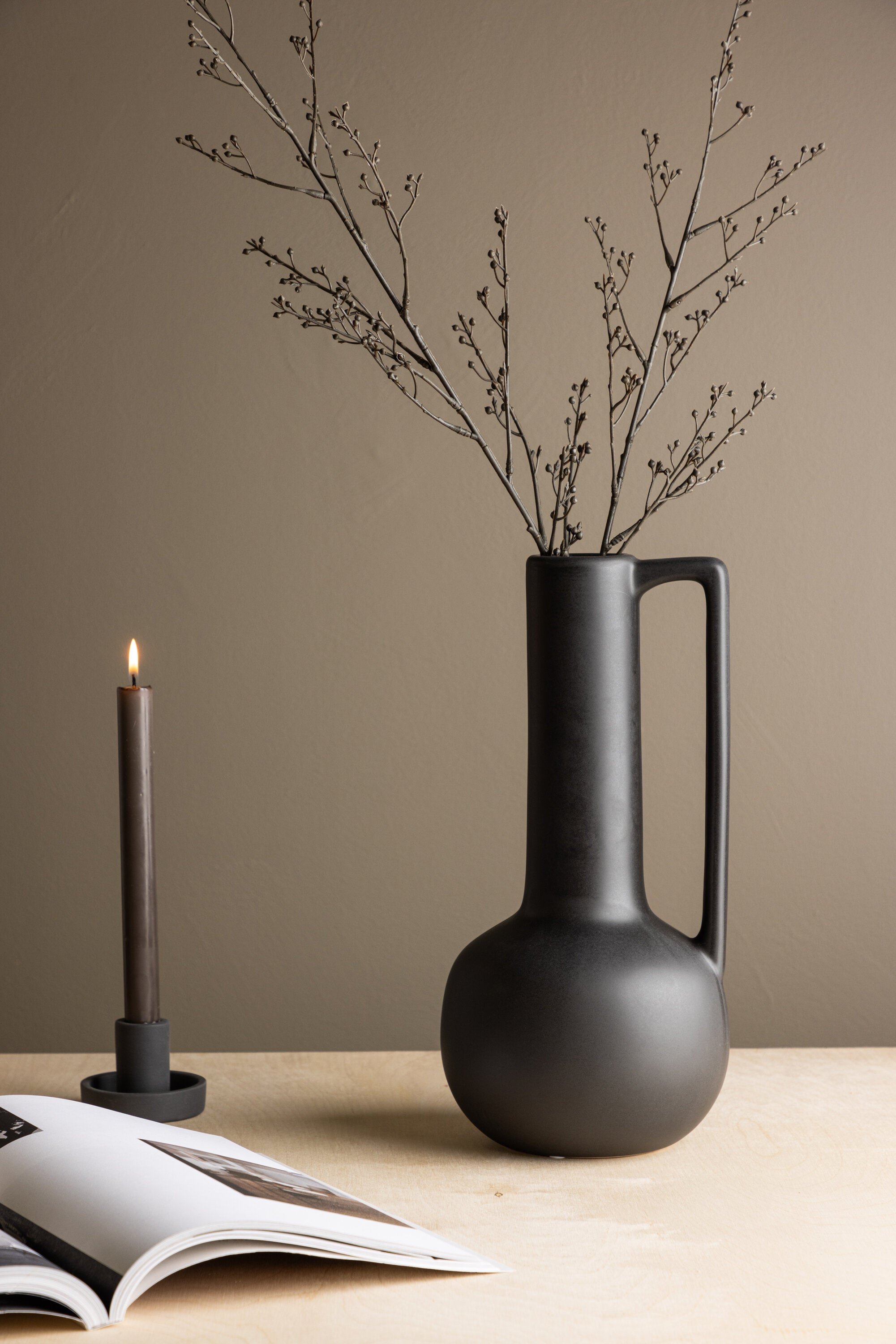 Allis Vase in Schwarz präsentiert im Onlineshop von KAQTU Design AG. Vase ist von Venture Home