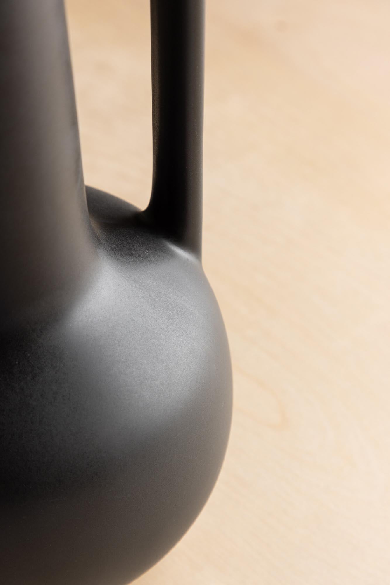 Allis Vase in Schwarz präsentiert im Onlineshop von KAQTU Design AG. Vase ist von Venture Home