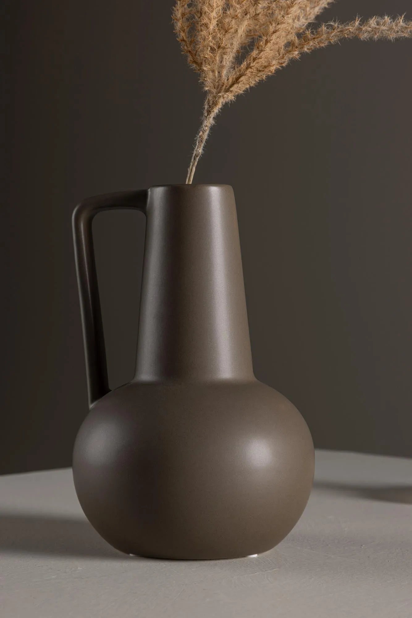 Lane Vase von Venture Home: Zeitloses Steingut mit einzigartigem Stil.