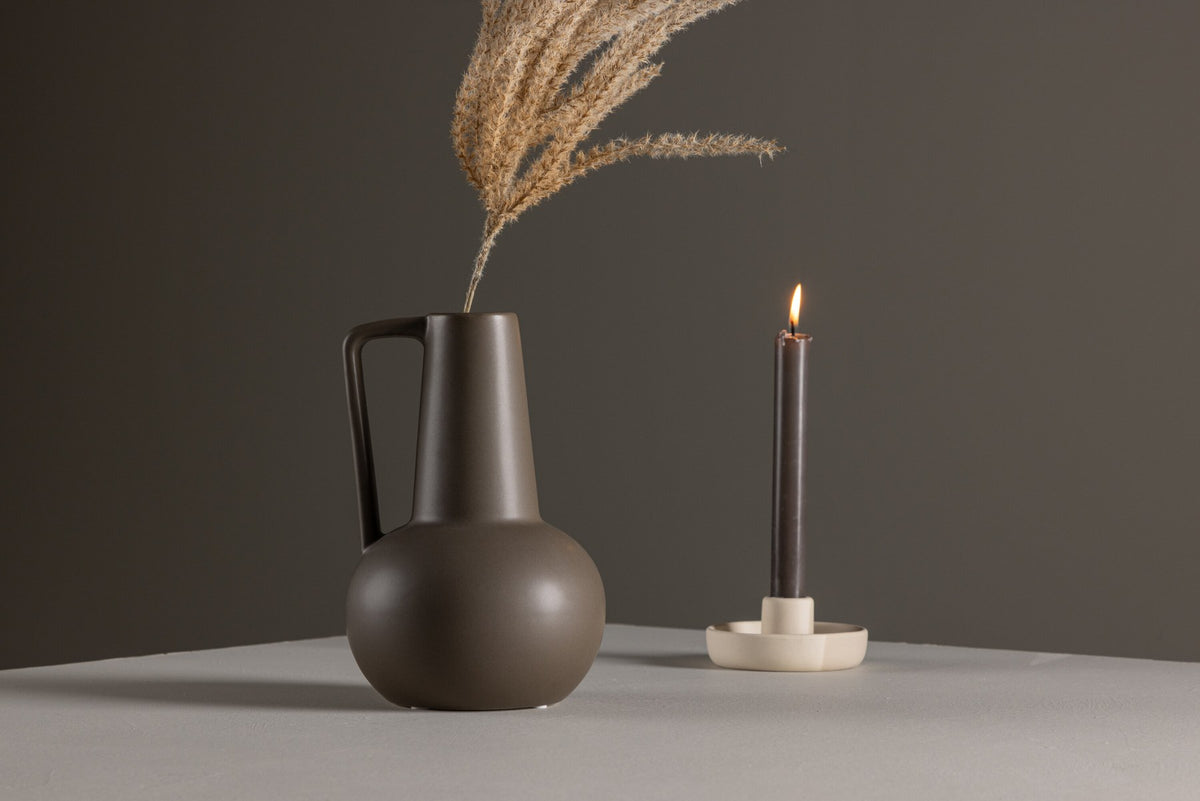 Zylindrische Vase aus Steinzeug in Beige und Schwarz mit seitlichem Griff, matte Oberfläche, Höhe 22 cm, Durchmesser 10 cm.