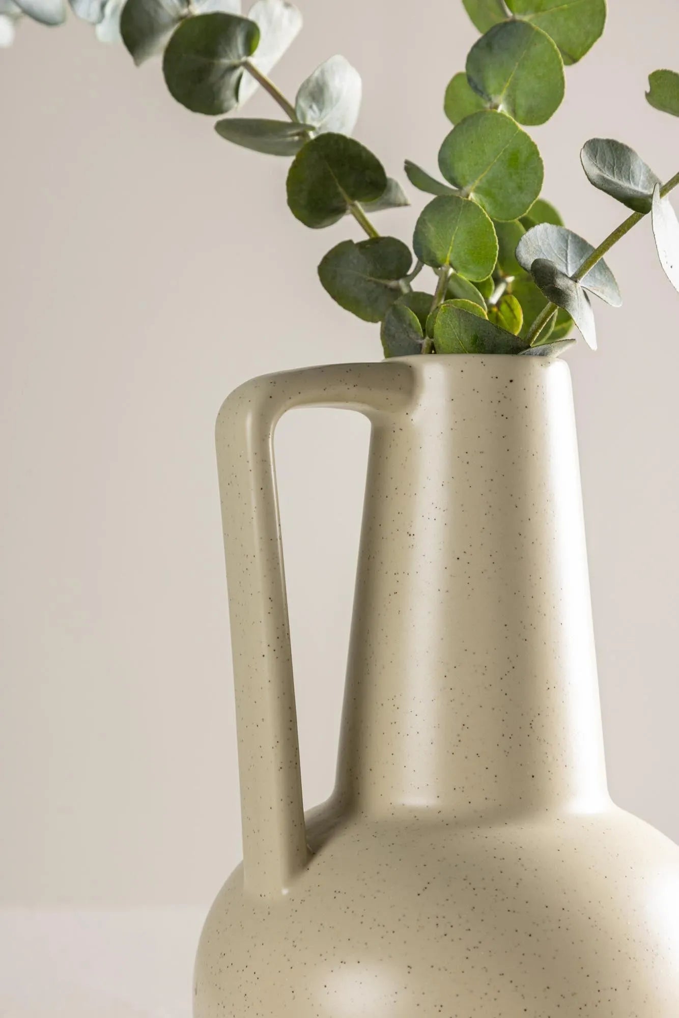 Lane Vase von Venture Home: Moderne Keramik für edle Wohnräume.