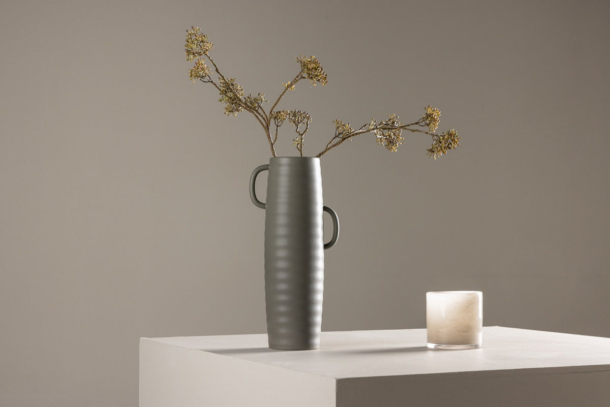 Beige Cent Vase von Venture Home aus Steinzeug mit wellenförmiger Struktur und zwei asymmetrisch angebrachten Griffen an den Seiten.