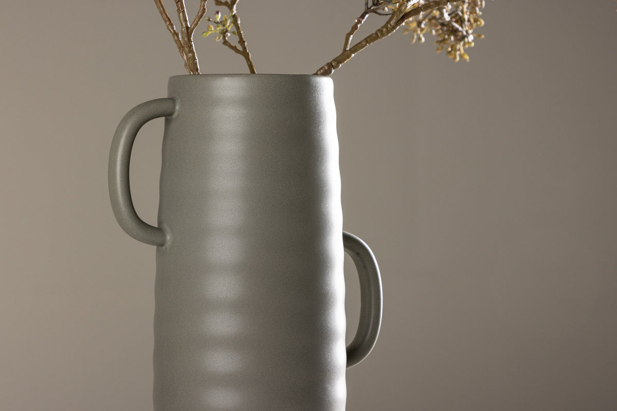 Beige Cent Vase von Venture Home aus Steinzeug mit wellenförmiger Struktur und zwei asymmetrisch angebrachten Griffen an den Seiten.