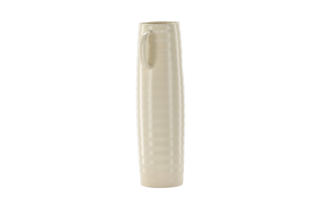 Beige Cent Vase von Venture Home aus Steinzeug mit wellenförmiger Struktur und zwei asymmetrisch angebrachten Griffen an den Seiten.
