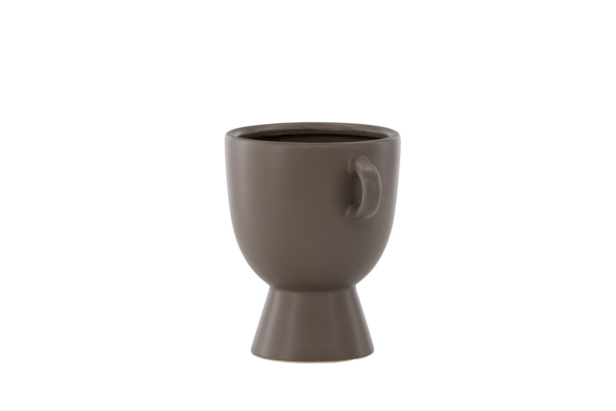 Beige Cent Vase von Venture Home aus Steinzeug mit wellenförmiger Struktur und zwei asymmetrisch angebrachten Griffen an den Seiten.