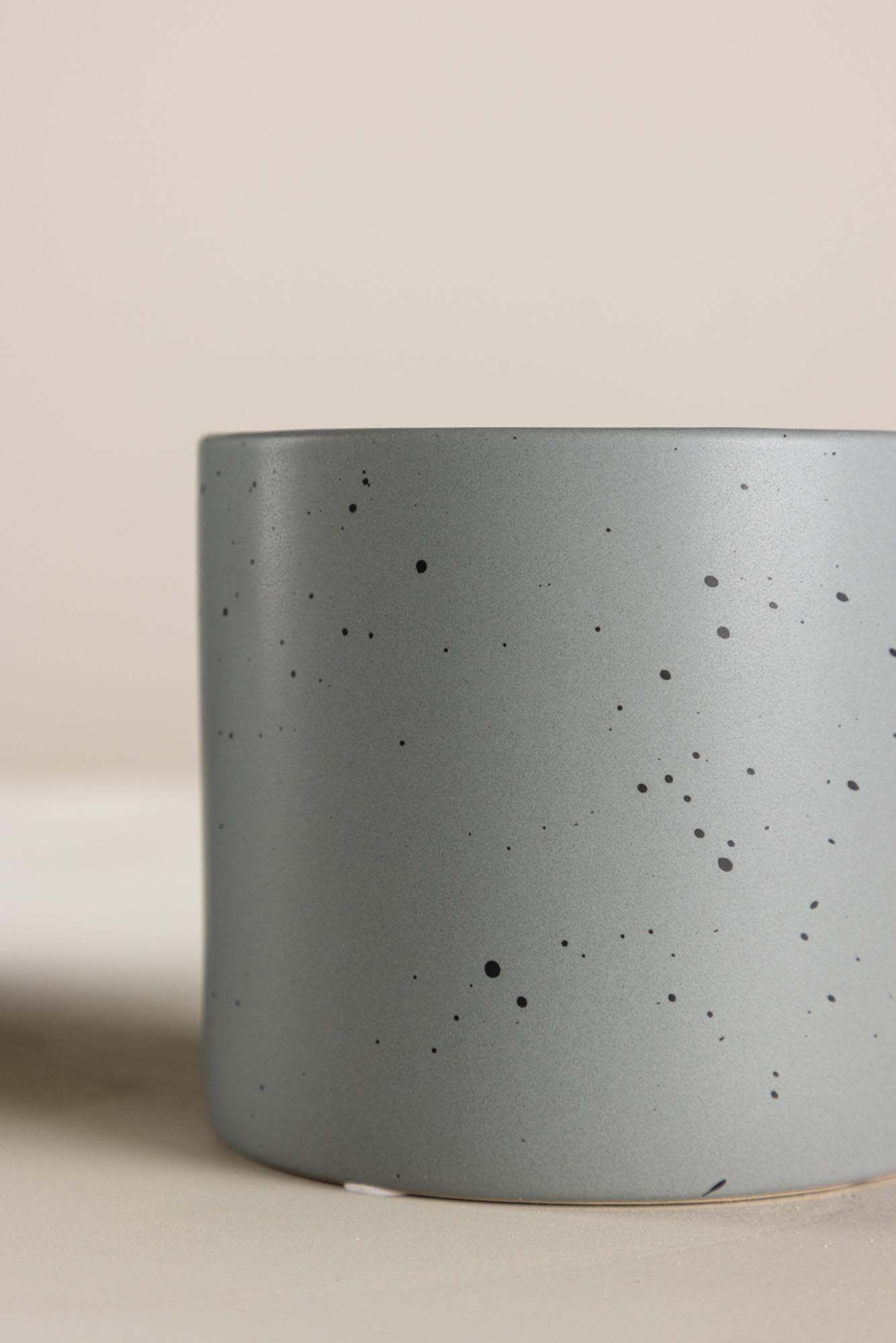 Sane Vase in Schwarz/ Dunkelgrau präsentiert im Onlineshop von KAQTU Design AG. Vase ist von Venture Home