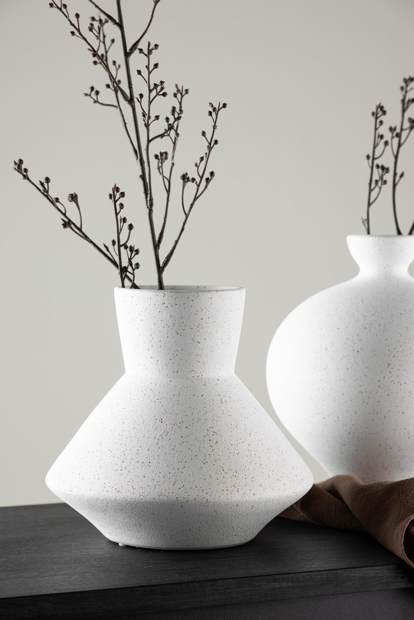 Rellis Vase in Schwarz präsentiert im Onlineshop von KAQTU Design AG. Vase ist von Venture Home