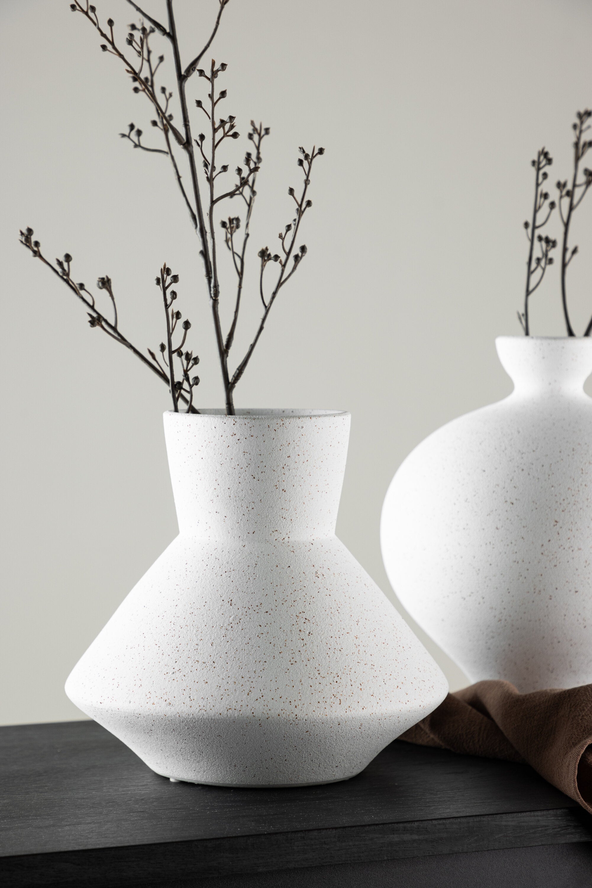 Rellis Vase in Schwarz-Weiss präsentiert im Onlineshop von KAQTU Design AG. Vase ist von Venture Home