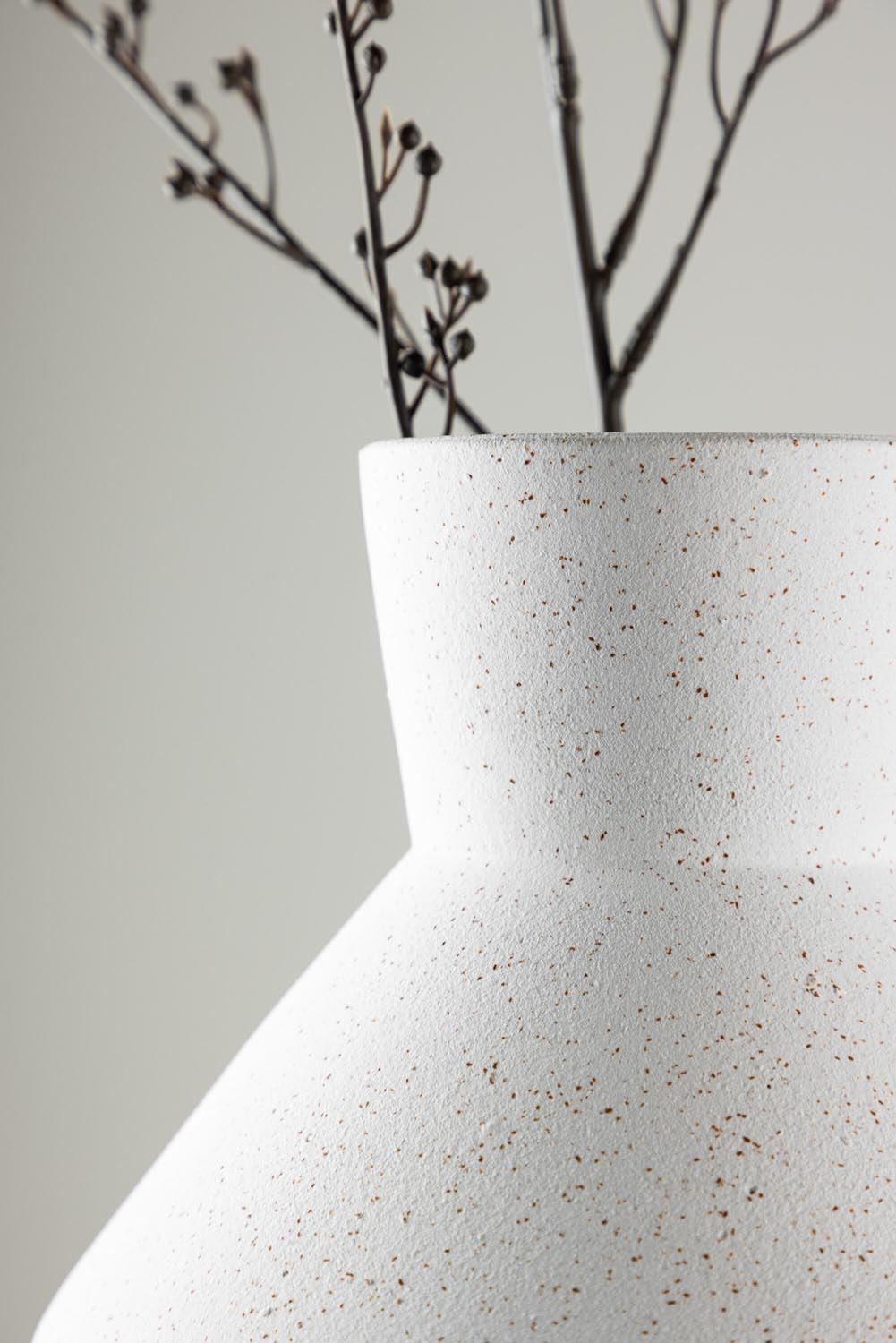 Rellis Vase in Schwarz-Weiss präsentiert im Onlineshop von KAQTU Design AG. Vase ist von Venture Home