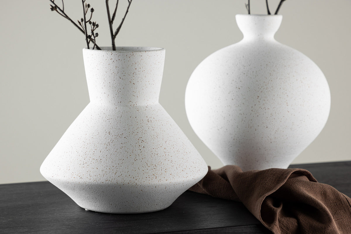 Rellis Vase in Schwarz-Weiss präsentiert im Onlineshop von KAQTU Design AG. Vase ist von Venture Home