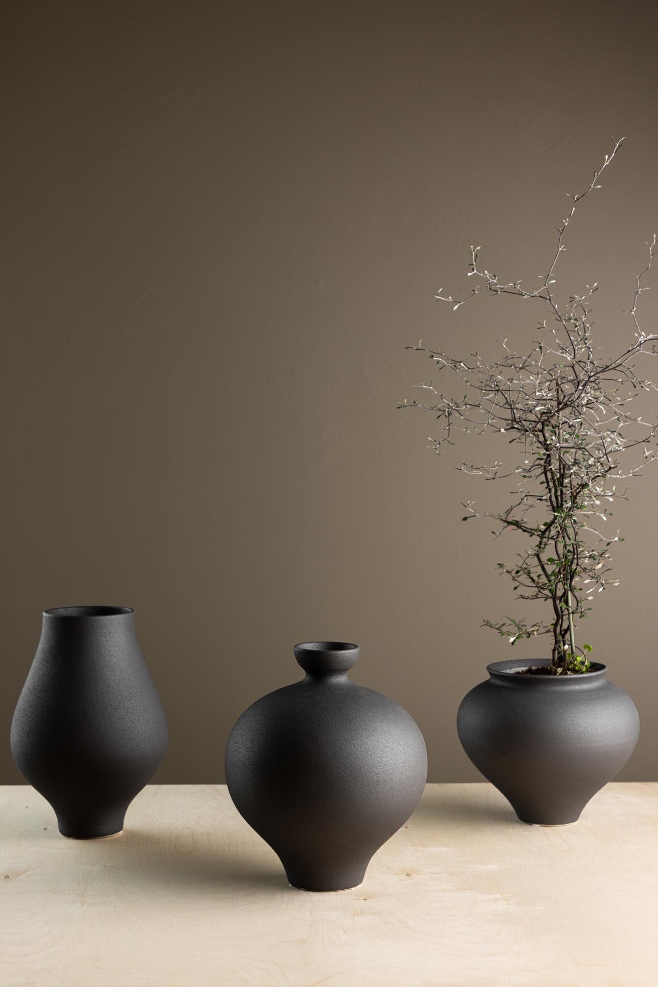 Rellis Vase in Schwarz präsentiert im Onlineshop von KAQTU Design AG. Vase ist von Venture Home