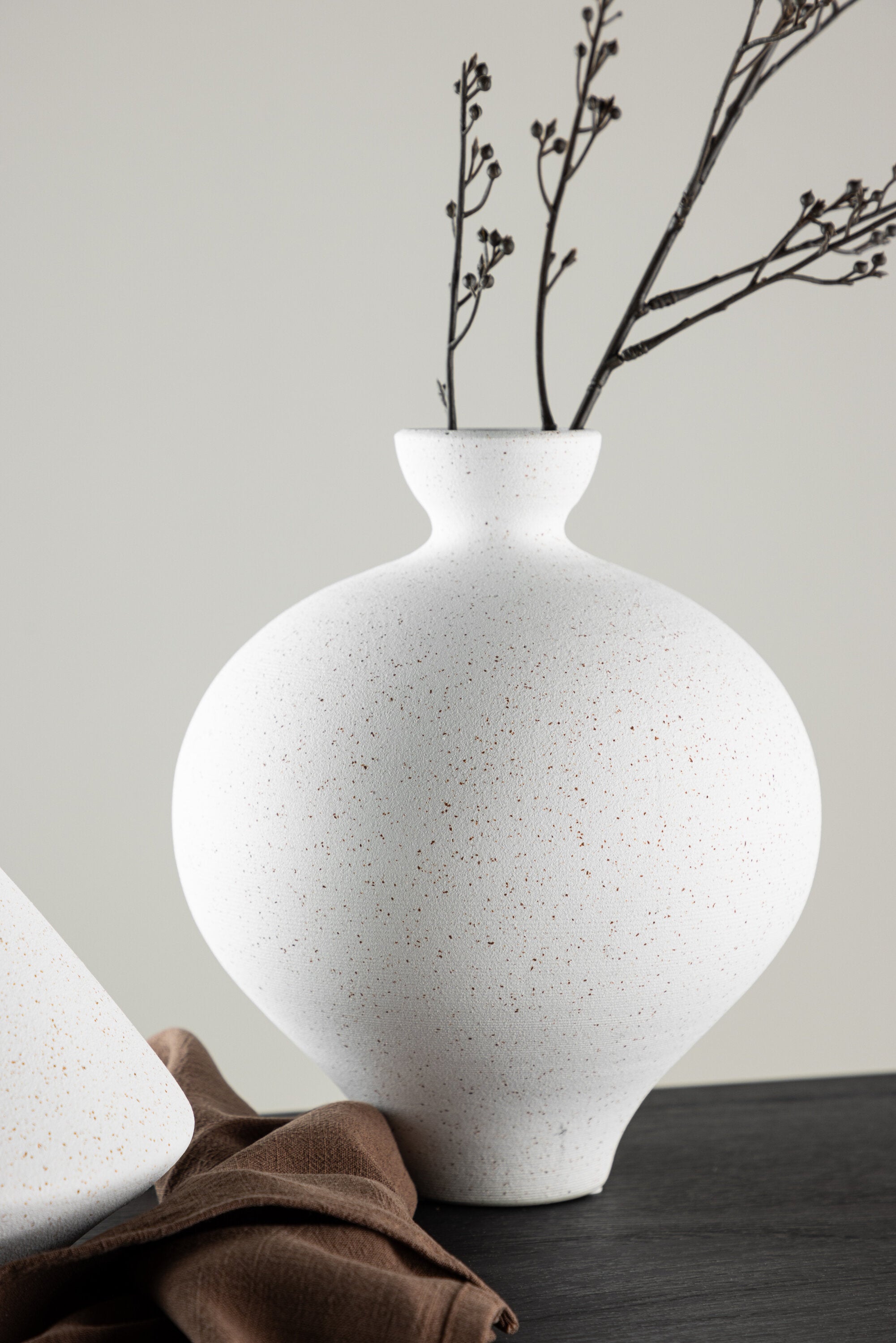 Rellis Vase in Schwarz-Weiss präsentiert im Onlineshop von KAQTU Design AG. Vase ist von Venture Home