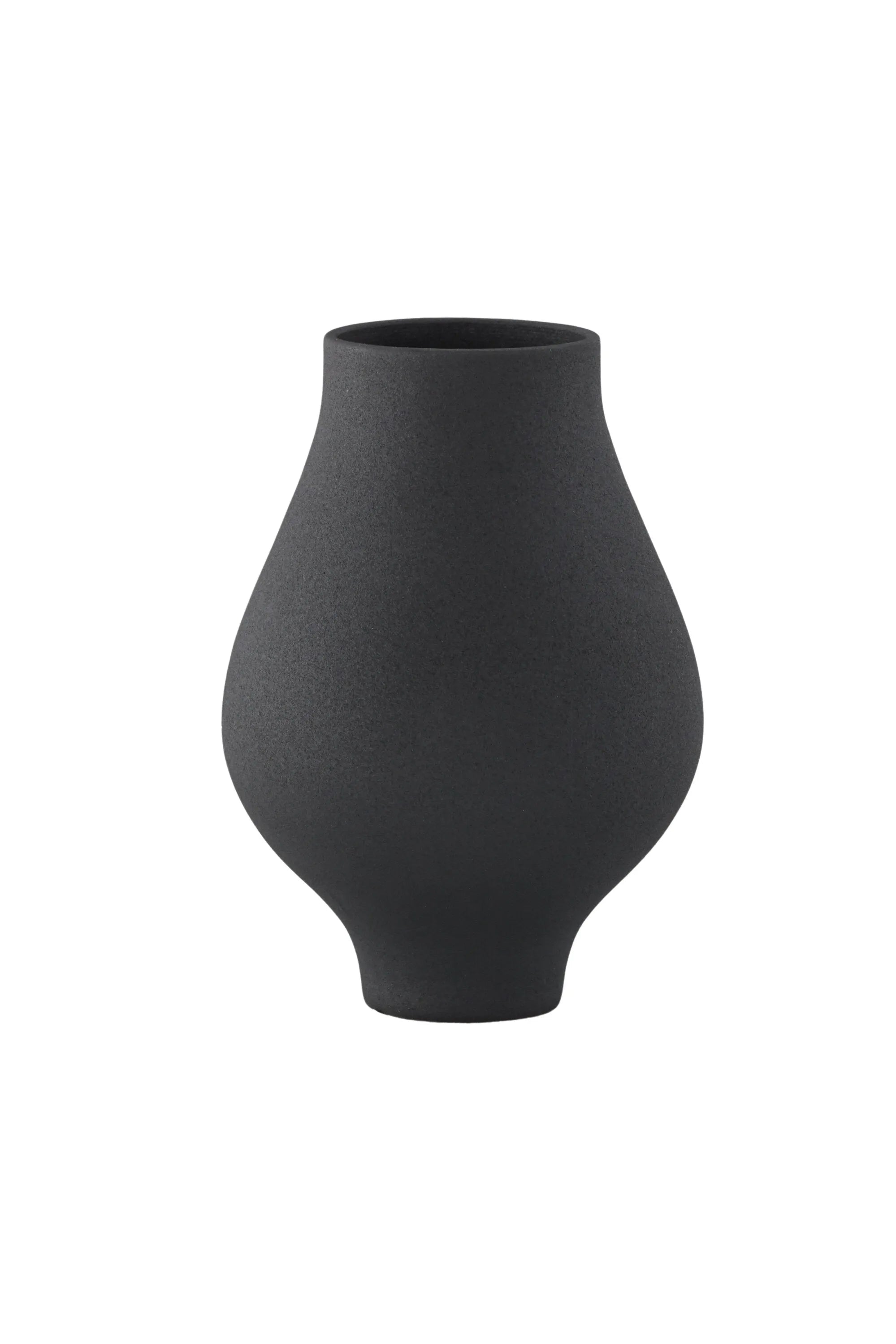 Die Rellis Vase von Venture Home: Zeitlose Keramik, die Stil und Schlichtheit vereint. Perfekt für kunstvolle Dekoration und moderne Eleganz.